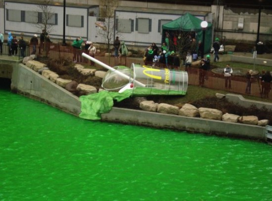 Chicago-river-calumet-shamrock-shake-mcdonalds-leo-burnett-pr-stunt-photo-1-600x444