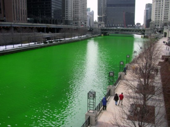 Chicago-river-calumet-shamrock-shake-mcdonalds-leo-burnett-pr-stunt-photo-2-600x450