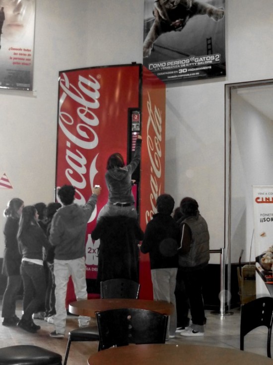 maquina-de-la-amistad-ogilvy-argentina-dia-del-amigo-ambient-marketing-alternatif-distributeur-coca-cola-2-600x800