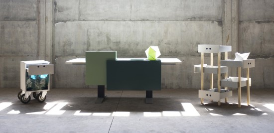 cestino per la carta, scrivania pannellata e cassettiera sospesa