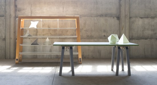 libreria e scrivania con cavalletti