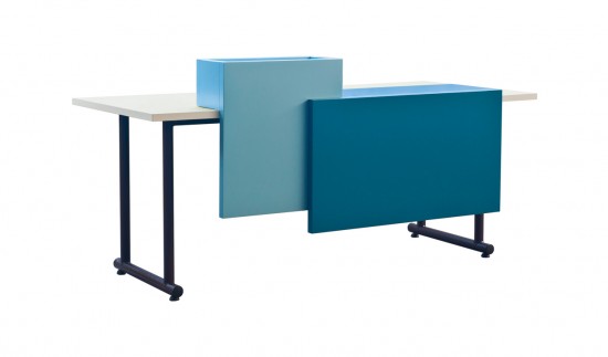 scrivania pannellata fondo bianco