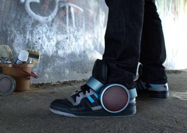 dezeen_Sneaker-Speaker-by-Ray-Kingston-Inc_ss1