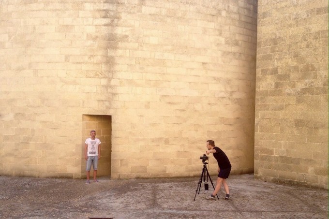 Jan Stradtmann al lavoro durante la residenza Bitume Photofest Serre Salentine