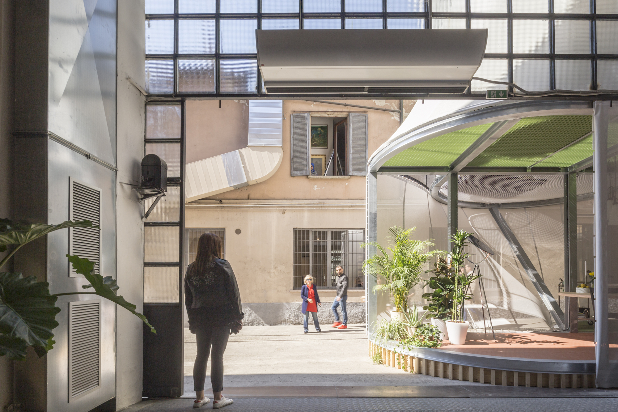 P90253196_highRes_mini-living-breathe-