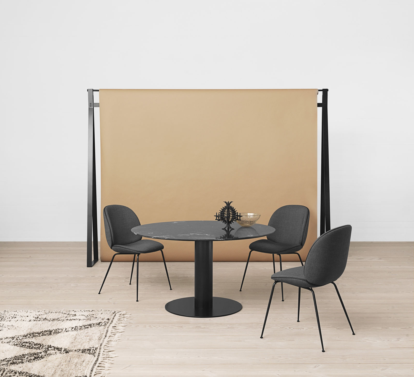 Gubi Table 2.0 - black marble_Beetle chair - remix 163-1600x1600