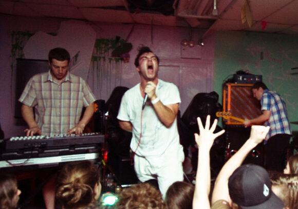 Future Islands come Closer FUISLAND