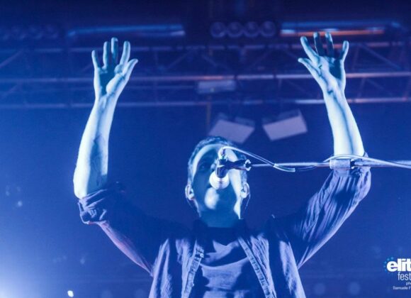 M83 Live. Milano is a space shuttle 65697_192373080871718_113416572100703_311852_716296677_n