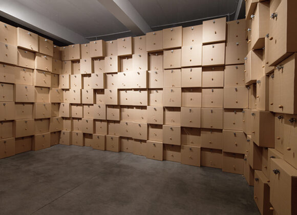 zimoun_2012_294_motors_cork_balls_cardboard_boxes_5_800px