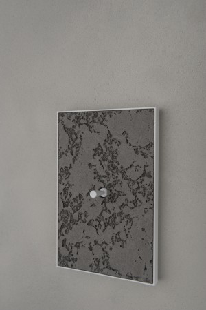 PLH® (placca) PLH_Levetta bianca su MakeUp Skin _Cimento