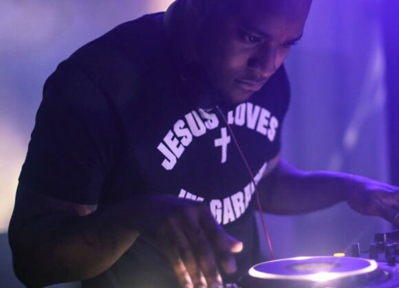 Dj Q venerdì a Milano: scarpe comode e pedalare Dj_Q_press_photo