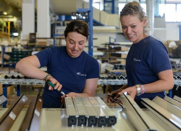 "Non inventiamo storie. Ne abbiamo tante vere da raccontare" grifoflex-operaie-700