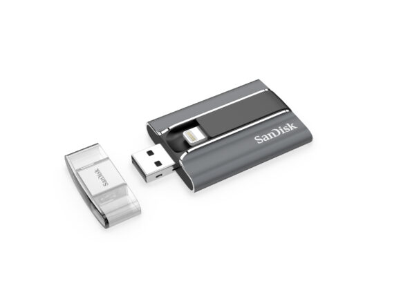 La memoria secondo SanDisk iXpand_black_leftangleopen_hires