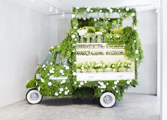 Makoto Azuma e FENDI trasformano un'Ape Piaggio in un pop-up store dei fiori 01_HP