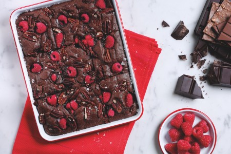 Le collezioni per la tavola in ceramica smaltata Falcon Enamelware 6. CHOC BROWNIE TRAY BAKE-crop-3600x2400