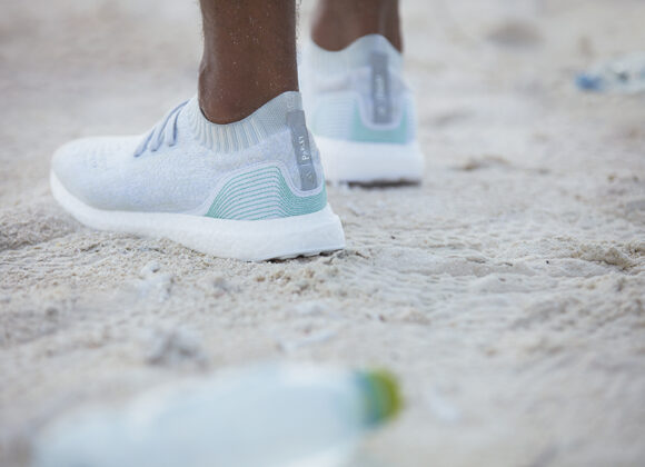 adidas mette in vendita la prima scarpa realizzata con la plastica dell'oceano h20593_parley_running_01_pr_72dpi