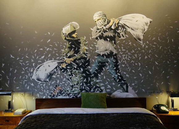 Walled Off Hotel è l'ultimo lavoro di Banksy walled-off-hotel-1
