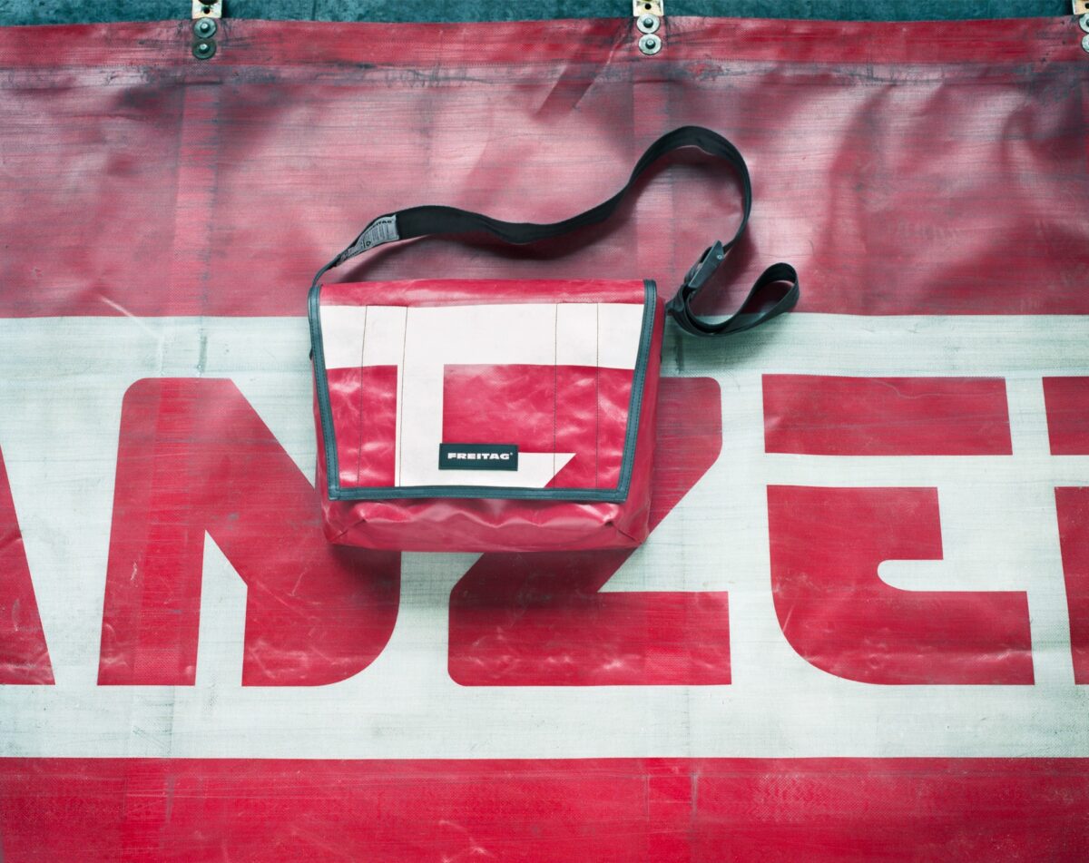 Viaggio nella fabbrica di FREITAG 15_tasche-auf-plane_rgb - 26 Apr 2017, 09-58-07