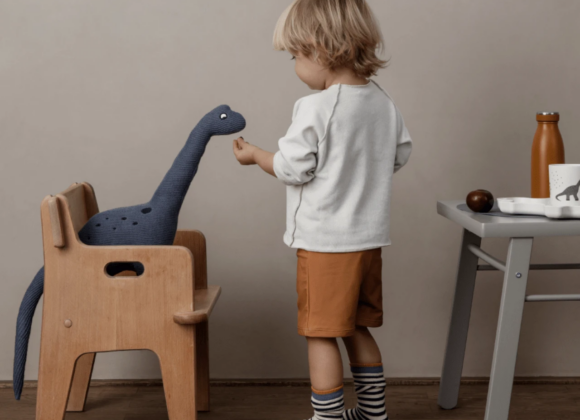 Liewood, il brand che promuove lo slow living Liewood_Dino_Knit_Teddy_-_Brachio_2_2000x