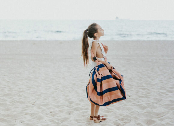 Playandgo_playmat_outdoor_mokka_girlonbeach2_laurapalaciosphoto