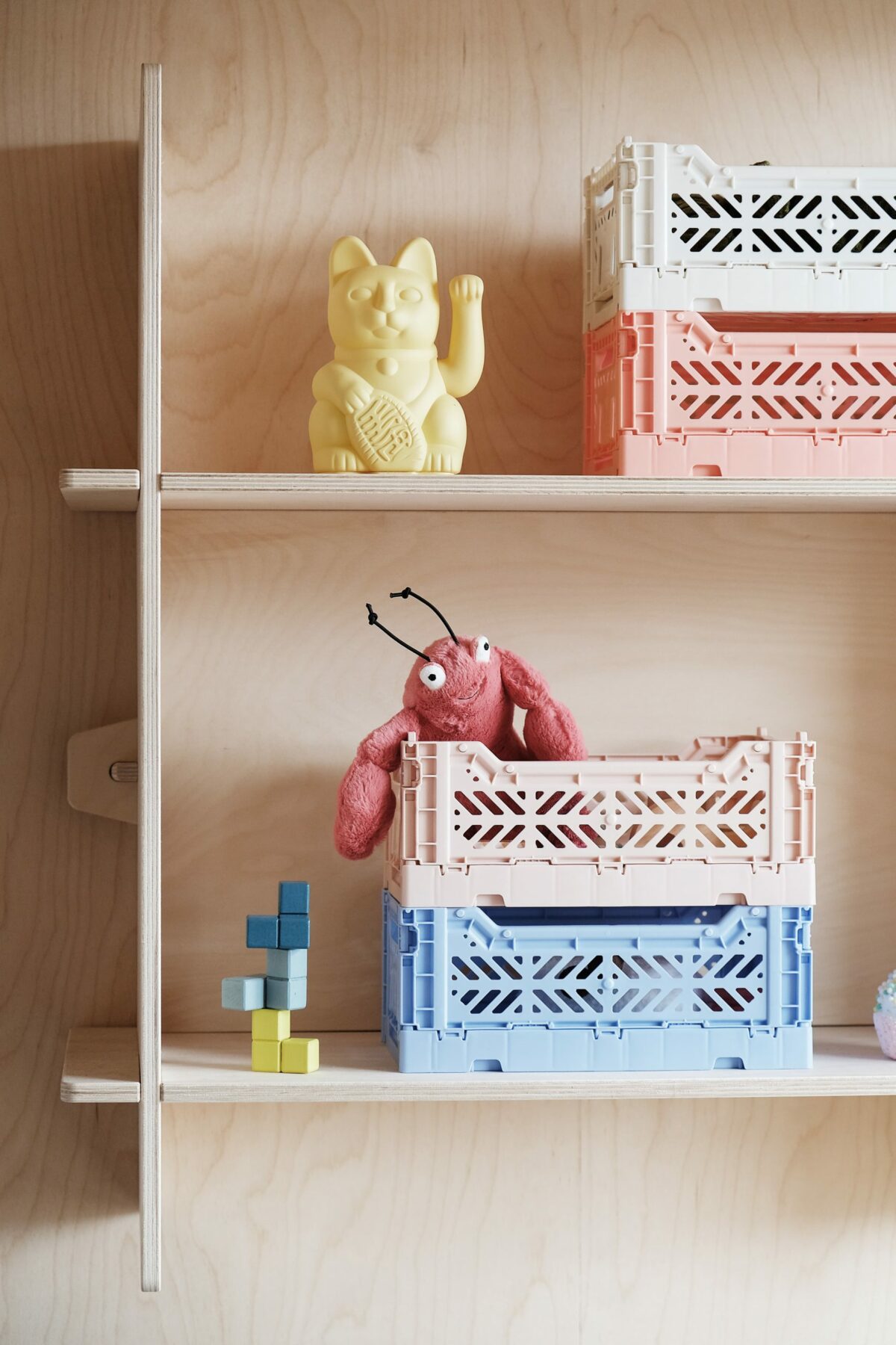 Le coloratissime cassette Aykasa kids-room-shelf-scaled-1