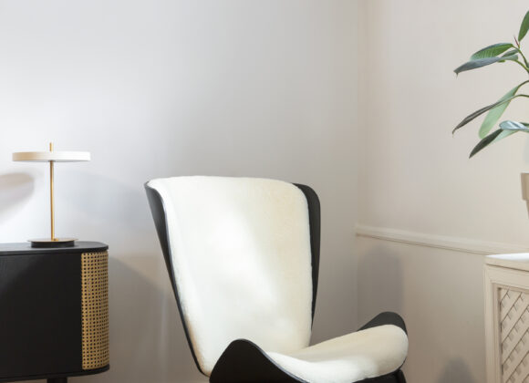 Il design scandinavo di UMAGE UMAGE_lifestyle_The-Reader_black-oak_teddy-white_Asteria-table_pearl-white_Treasures_black_high-res1