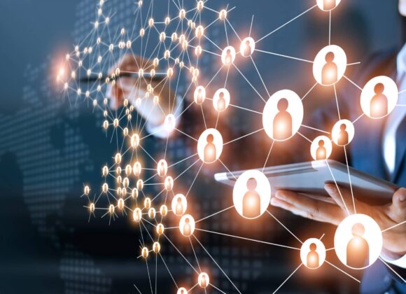 Digital marketing, customer experience, bonus e tanto altro: il nuovo marketing è già realtà Business woman drawing global structure networking and data exch