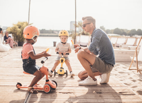 La versatilità dei monopattini Scoot & Ride HWK1-PEACH-LEMON-SEAT-GIRL-BOYDAD