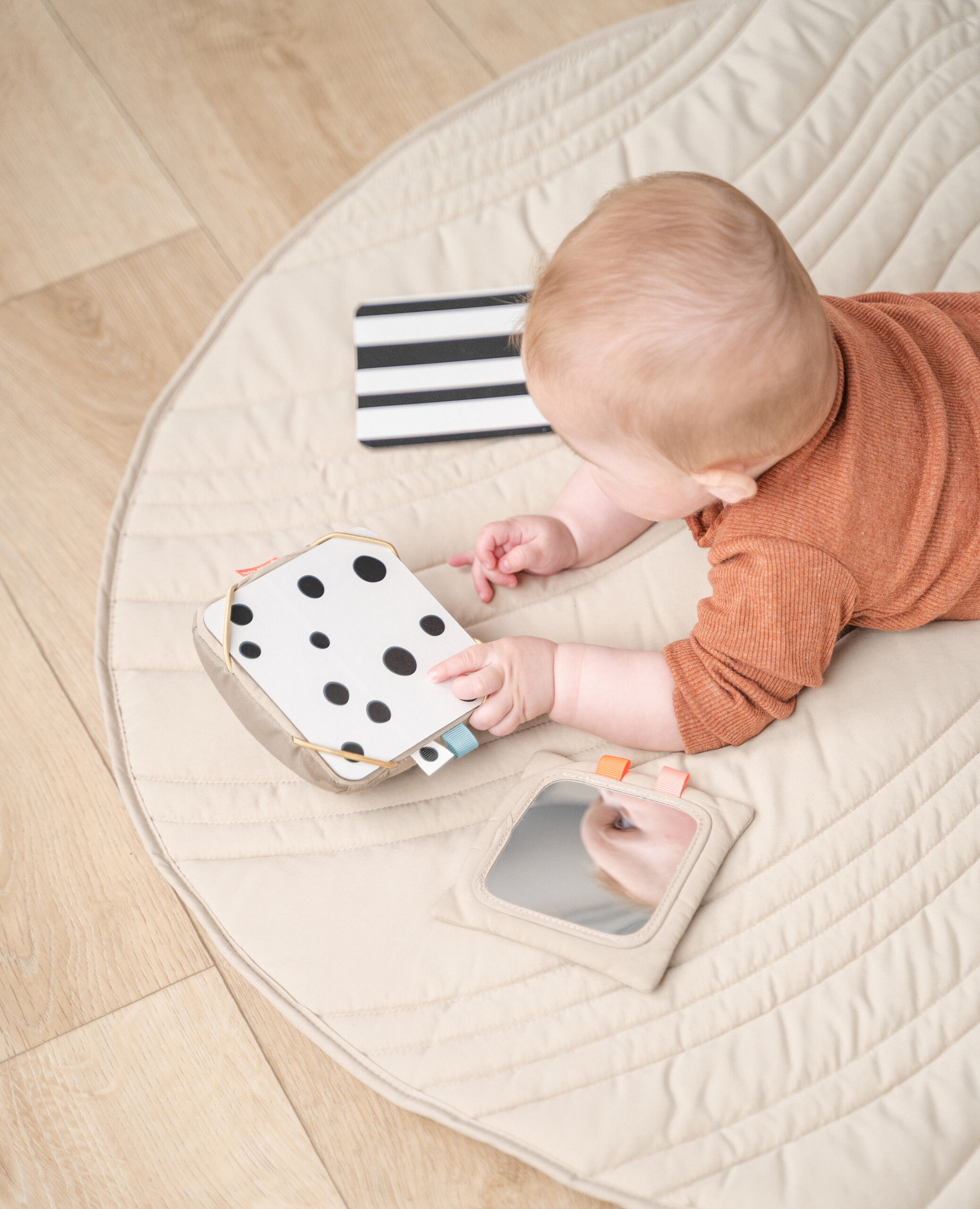 Done by Deer: Esplorando l'Innovazione dei Giochi Multisensoriali per Bambini baby-contrast-card-holder_04298_hrs