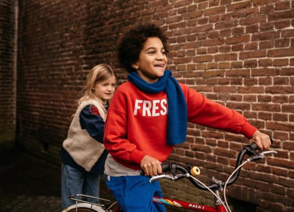 Jenest: L’essenzialità che Abbraccia la Famiglia Jenest AW 2425