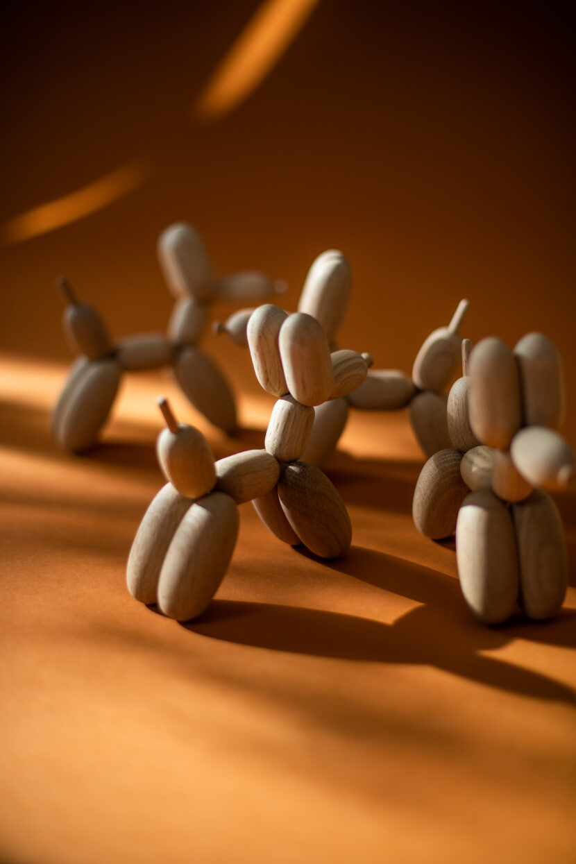 Boyhood: Collezionabili in Legno con un Tocco di Magia Boyhood_ballon_dog_small_oak_1