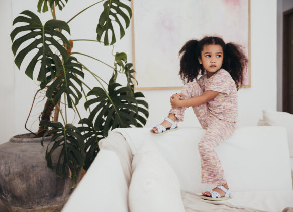 Salt-Water: stile e comfort senza tempo per l’estate WHITESPACE_Nhyira_PaleBlue_Sweetheart_TanUSA-3