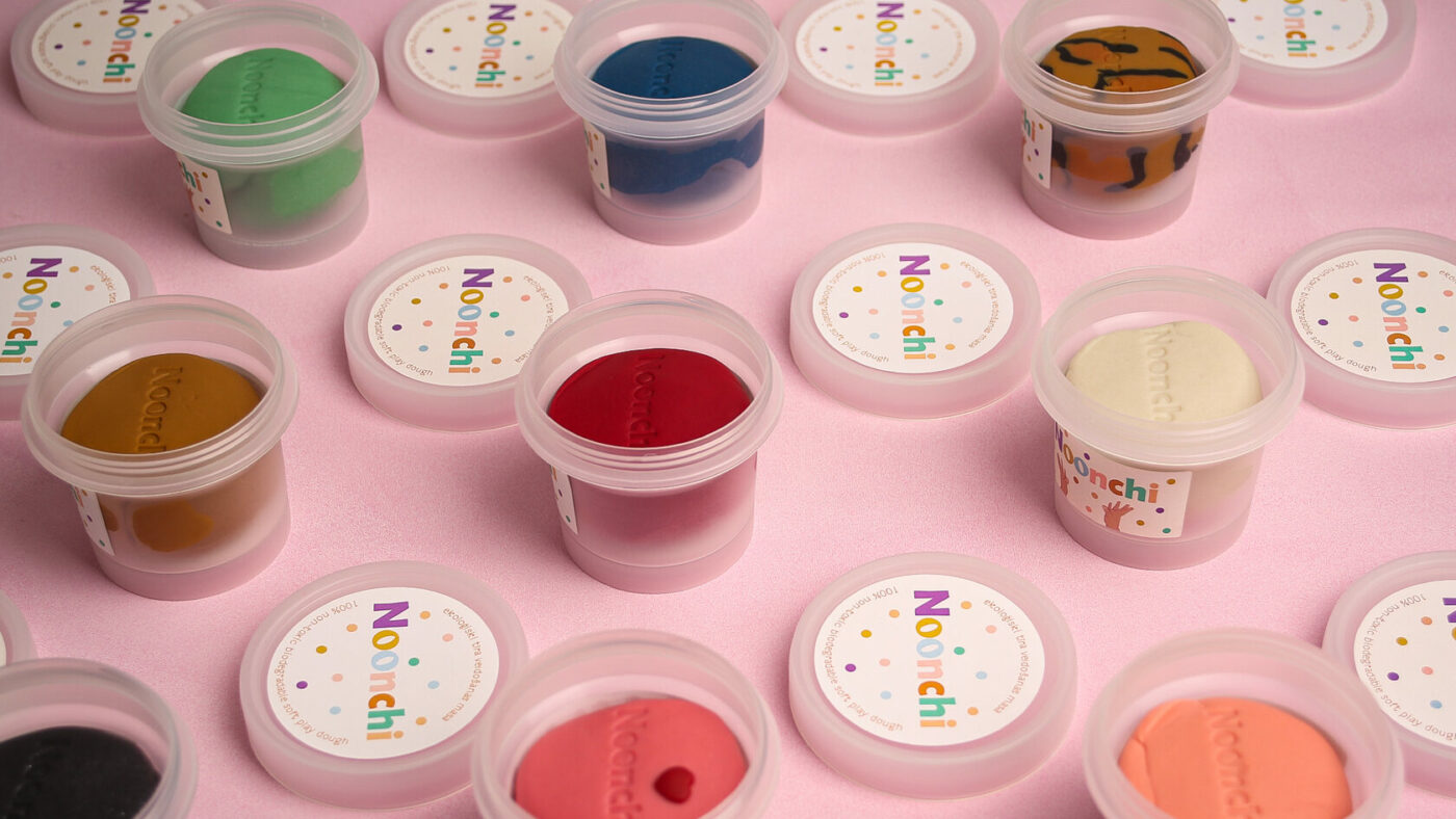 Noonchi Organics offre una pasta da modellare naturale, compostabile e sicura, con colori unici e glitter biodegradabili, per un gioco creativo e sostenibile.