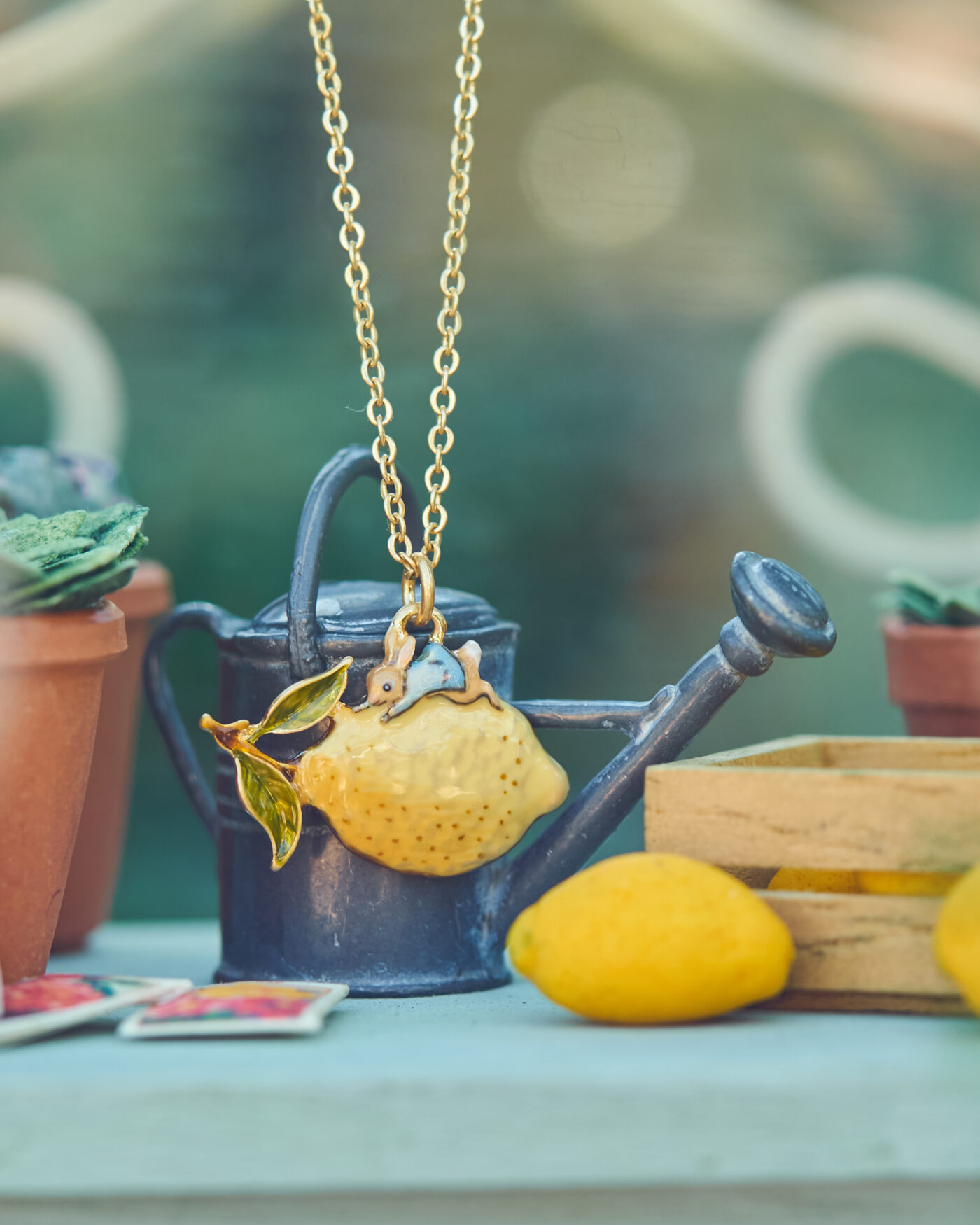 Fable England celebra Beatrix Potter con una collezione di gioielli smaltati dedicata a Peter Rabbit e ai suoi amici. Un tuffo nel mondo dell’infanzia, tra nostalgia e bellezza artigianale.