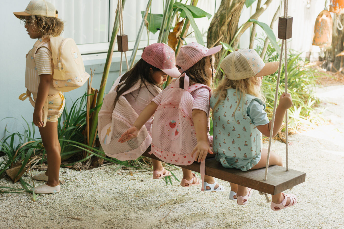 Tra mare, sole e avventure all’aria aperta, Monneka firma una collezione pensata per i bambini che vivono l’estate con energia, gioco e immaginazione.