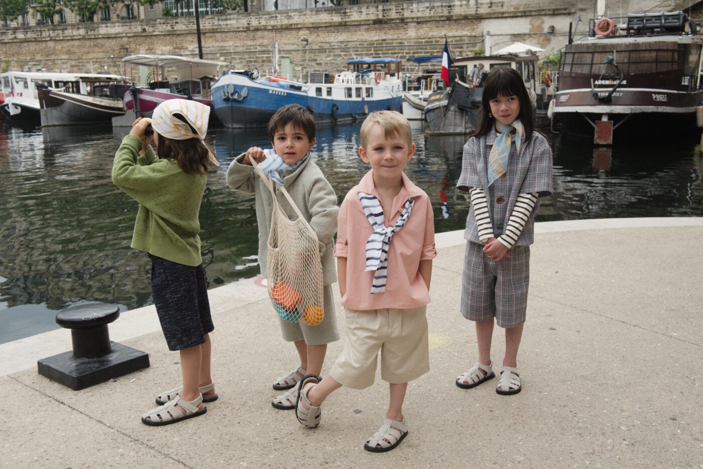 Tagli sartoriali, tessuti sostenibili e ispirazioni cinematografiche: Véloçipède SS26 racconta l’infanzia come un viaggio lento e meraviglioso.