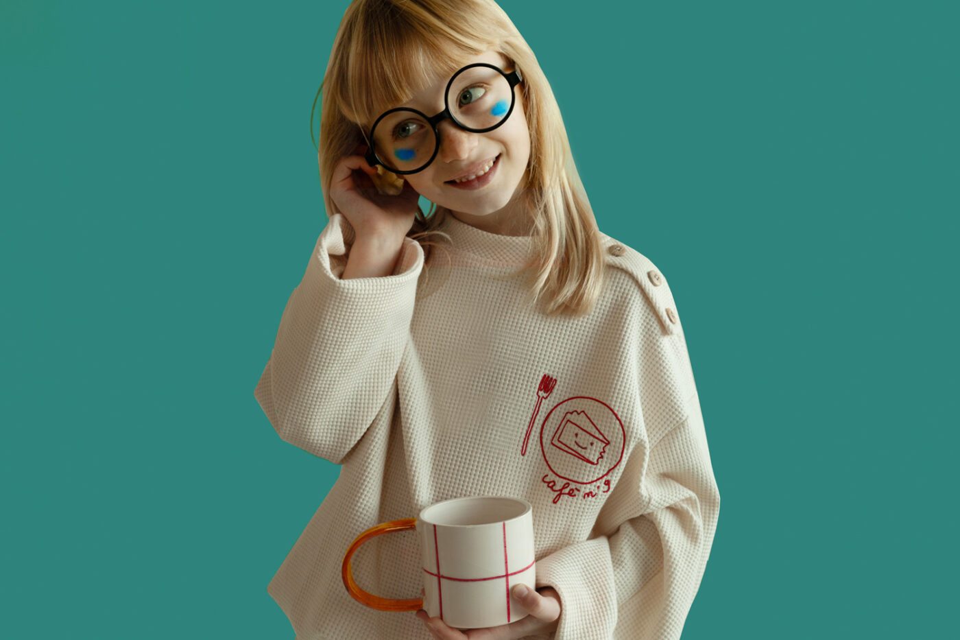 Un caffè immaginario, tessuti preziosi e dettagli che raccontano storie. Bianca & Noè firma una collezione che sa di sogno e di autenticità.