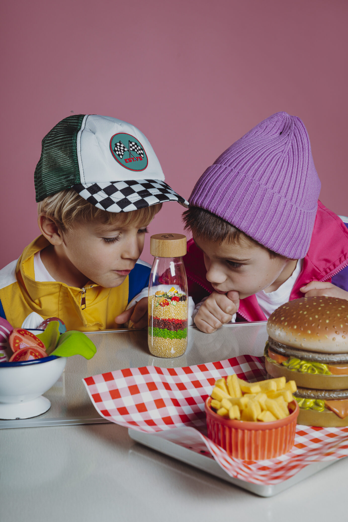 Le bottiglie sensoriali di Petit Boum trasformano il gioco in un’esperienza di osservazione e scoperta. Piccoli mondi colorati che aiutano i bambini a rallentare, concentrarsi e lasciarsi sorprendere.