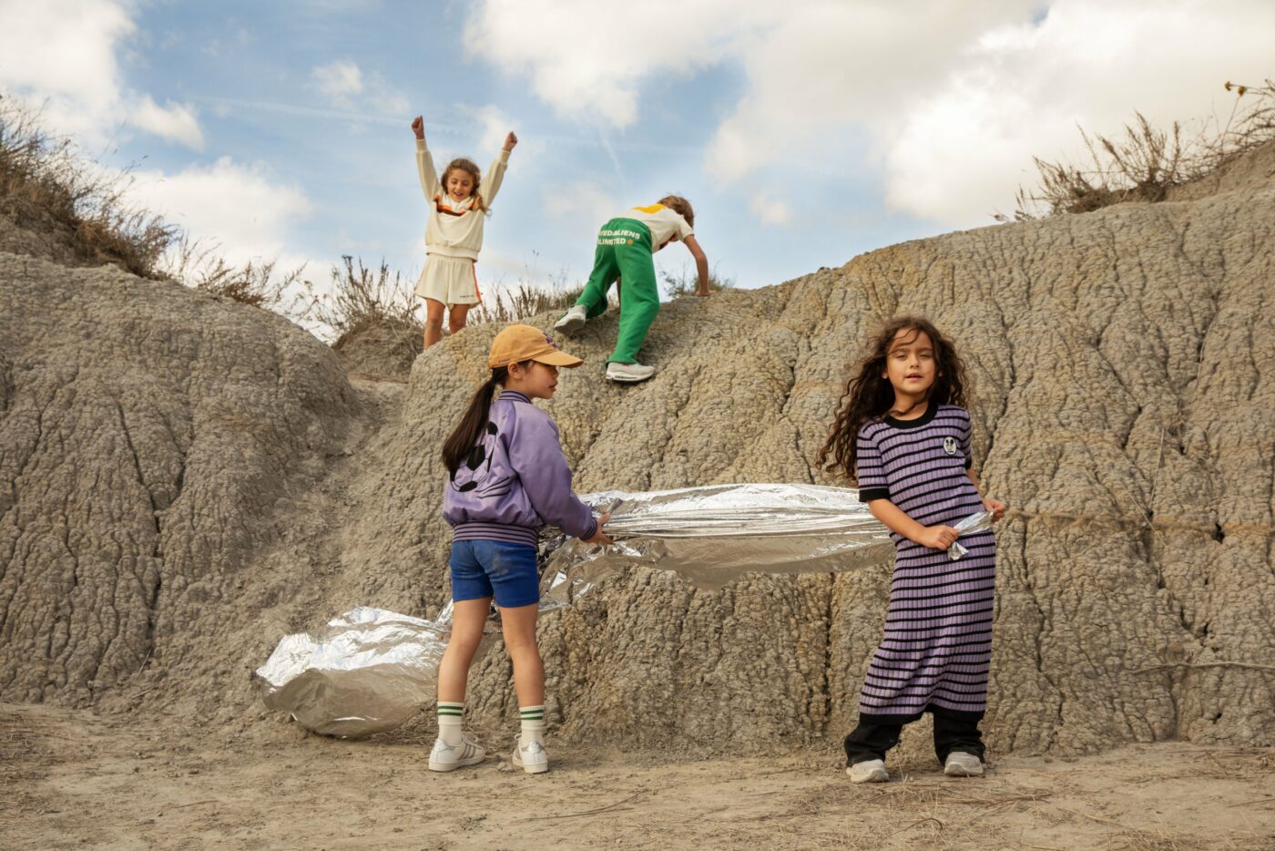 La collezione SS26 Alien Affairs di Mini Rodini porta la moda kids nello spazio tra stampe cosmiche e capi confortevoli. Un guardaroba creativo pensato per gioco, movimento e immaginazione.