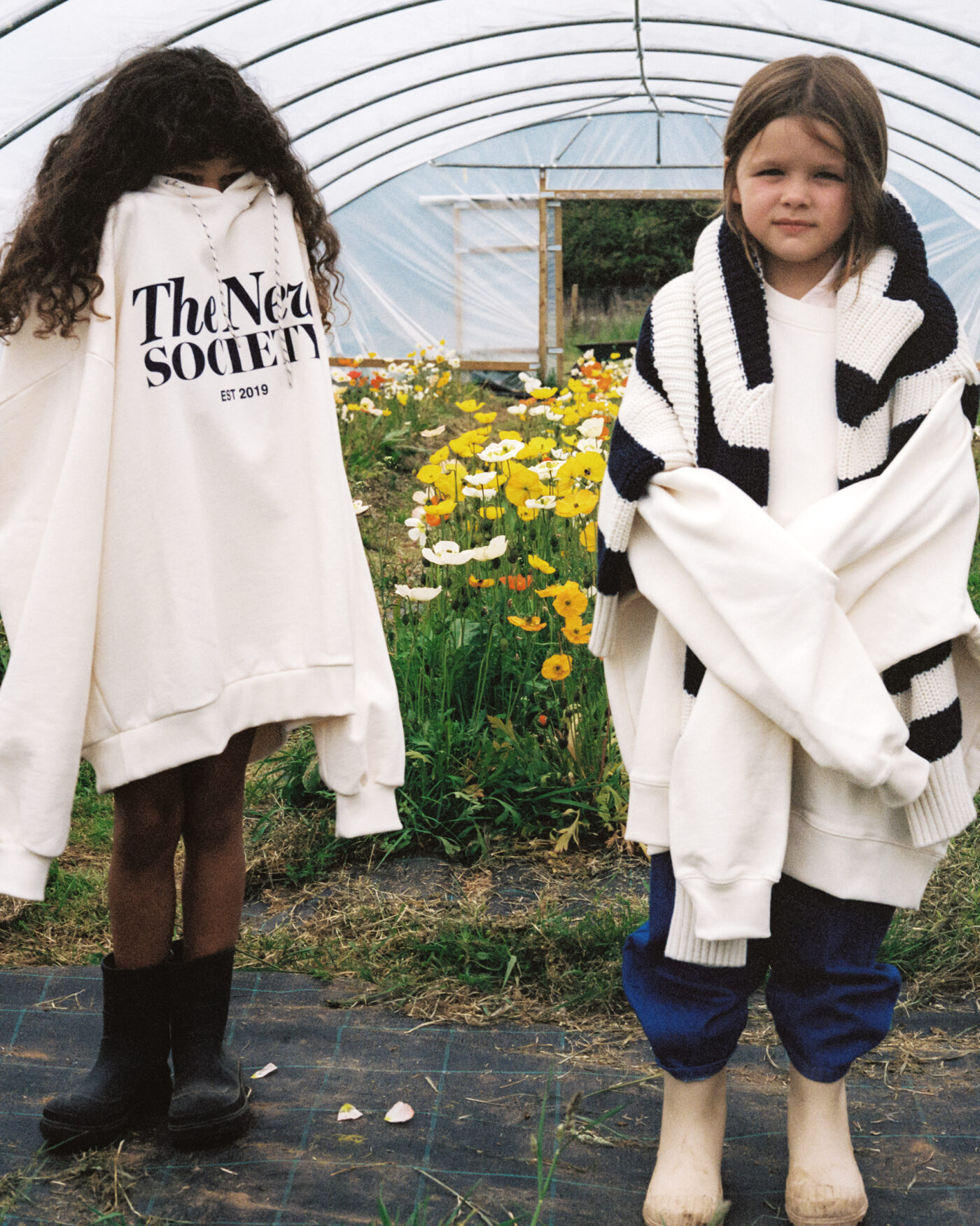 Una collezione Kids che celebra l’infanzia autentica tra movimento, natura e spontaneità. Silhouette comode, tessuti morbidi e una campagna emozionale raccontano la bellezza della quotidianità.