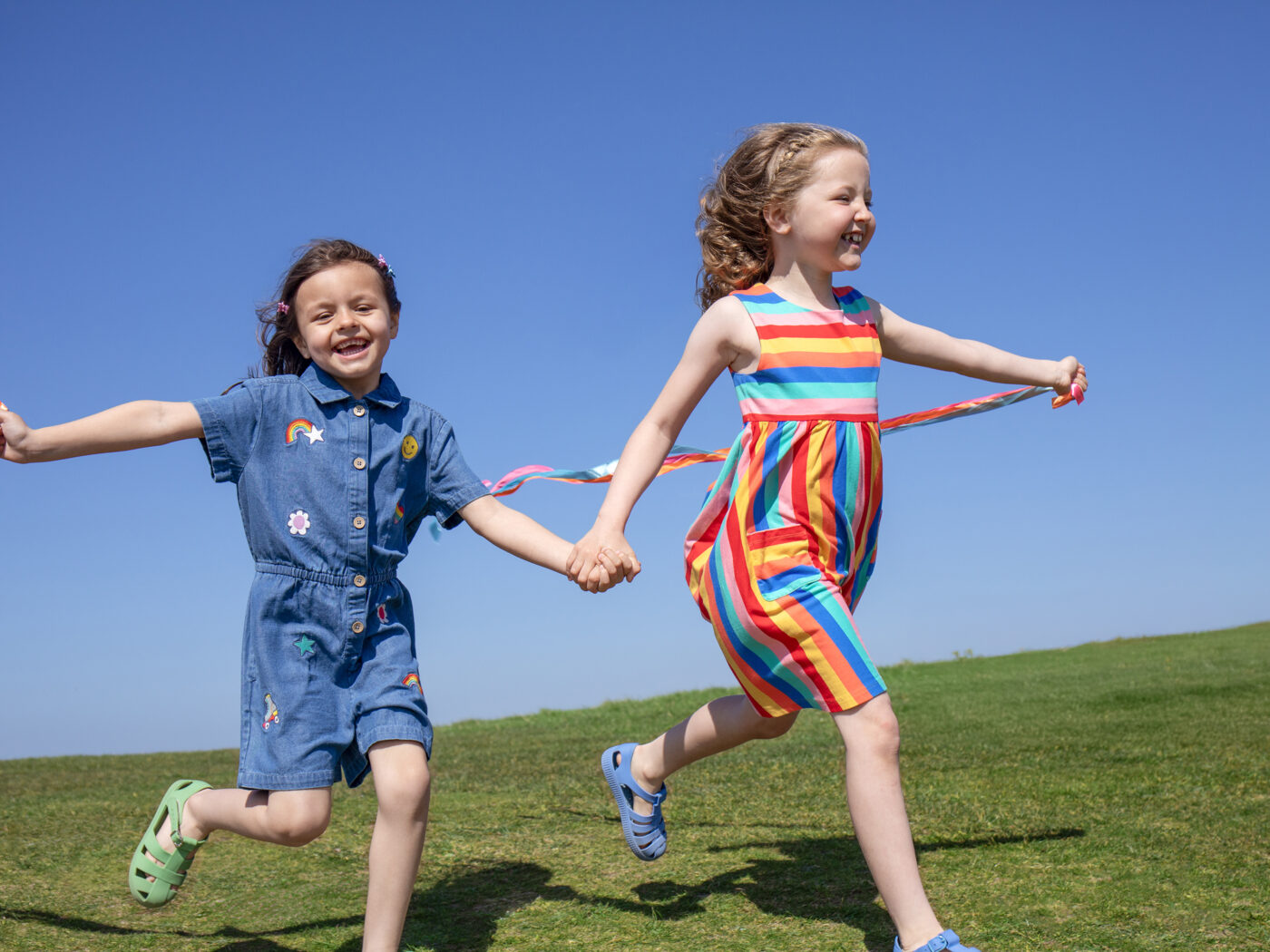 La nuova collezione Frugi SS26 celebra l’infanzia con colori vivaci, stampe giocose e tessuti sostenibili. Capi comodi e resistenti pensati per accompagnare ogni momento della giornata.