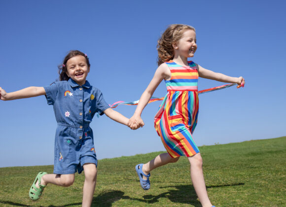 Frugi SS26: colore, libertà e sostenibilità per un’estate a misura di bambino 0450425-SS26-Bude_0365