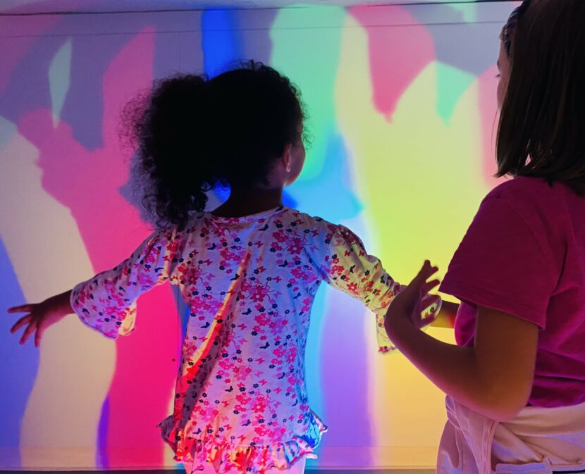 foto-bambina-gioca-con-ombre-di-luce