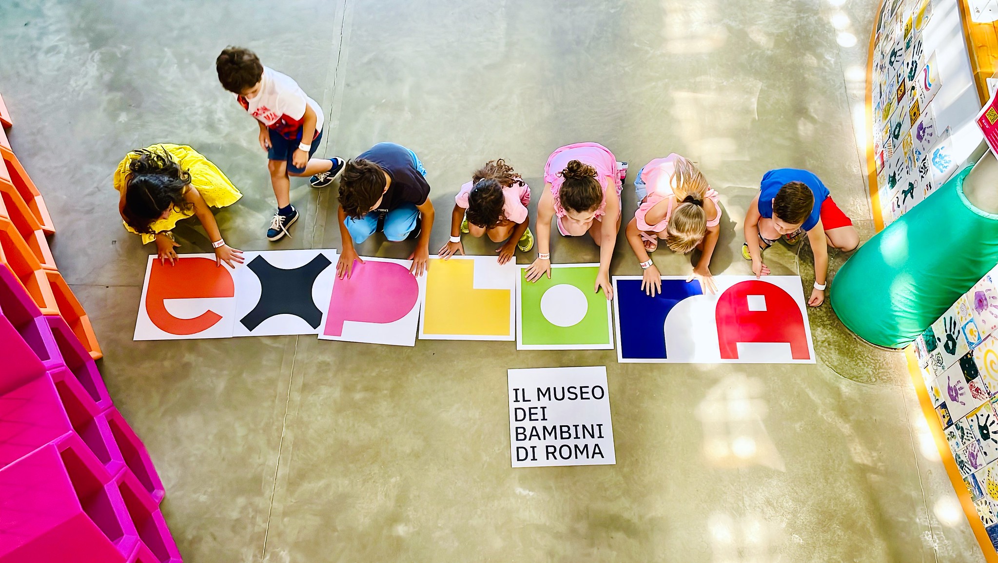 Imparare giocando nel cuore di Roma: alla scoperta di Explora, il Museo dei Bambini foto-bambini-compongono-logo-explora