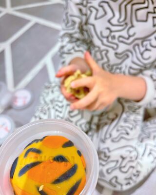 🎁 Un regalo che accende la fantasia (e regala un po' di tregua ai genitori)? @noonchi.organics 
La pasta modellabile sicura anche per i più piccoli, profumata, commestibile e con una texture che tiene i bambini impegnati davvero a lungo.
Perfetta per un pomeriggio creativo, per i viaggi o per quei momenti in cui serve una pausa... e un caffè caldo. ☕✨
Scopri al link in bio cosa possono creare, dall’inizio alla fine – e quanto può essere facile (e bello) il gioco libero.  #gifted

#giococreativo #giochieducativi #giochiperscuola #giochipersviluppo #giochiperbambini #pastamodellabile #ideeregalo #giocodiricostruzione #giocolibero #giochiprimainfanzia #travelwithkids #giochitrasportabili #momlife #momsofinstagram  #organictoysforbabies #kidsinteriordesign #kidsroomstyling
#kidtoystore #polkadotmagazine