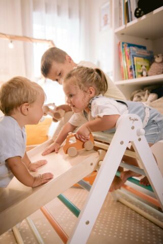 Scopri il mondo Montessori con Family Nation ✨ Un ambiente a misura di bambino dove l’apprendimento è autonomia, sicurezza e divertimento. Da **Arco Montessori Rainbow 2 in 1** che si trasforma da dondolo ad arco per arrampicarsi (con il **cuscino imbottito in cotone** per massimo comfort) alle **Torre Montessori 3 in 1**, trasformabile in tavolino con sedia e con lavagna magnetica reversibile, ideale per stimolare indipendenza e creatività. Poi **Triangolo Pikler Rainbow** e **Rampa e Scivolo Montessori** in legno di betulla per movimenti liberi e sicuri, e le **Librerie frontali** per incoraggiare la lettura fin dalla prima infanzia. Non mancano infine i **Set Tavolo e Sedia Montessori Evolutivi**, regolabili in altezza per crescere con il bambino. Leggi l'articolo completo: Link in bio o nelle storie. @familynation

#Montessori #FamilyNation #PolkadotMagazine #KidsDesign #CasaInFamiglia