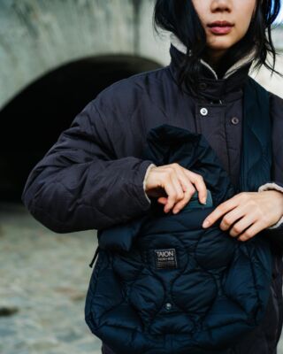 TAION AW26: il piumino giapponese che ridefinisce il comfort quotidiano 🧥❄️

Nato in Giappone nel 2016, @taion0802 resta fedele al principio di mantenere il corpo a temperatura ottimale con piuma ad alto rendimento, **800 Fill Power (FP)**, per un isolamento leggero, comprimibile e pronto all’uso di tutti i giorni. In occasione del decimo anniversario, la collezione AW26 amplia le anime del brand con nuove linee: **CITY** e l’evoluzione di **BASIC SPORTS** per l’inverno, e l’esordio di **CASHMERE** per filati pregiati a prezzo bilanciato. Le proposte Outdoor, Military e Work si arricchiscono di dettagli funzionali, colori e tessuti inediti, pensati per durare nel tempo. Un vero manifesto di “slow fashion” funzionale. @taion_eu 

Link in bio o nelle storie per leggere l'articolo completo.

#TAION #InnerDown #AW26 #AutunnoInverno2026 #DesignFunzionale