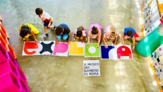 Esplora Explora – Il Museo dei Bambini di Roma nel cuore della città: imparare giocando tra scienza, arte e tante scoperte 🧠✨

Nel Borghetto Flaminio, due livelli interattivi e un parco verde ad accesso libero trasformano la curiosità in pura avventura. Learning by doing al massimo: osservare, toccare e sperimentare in piena autonomia.

- Spesa sostenibile e gioco d'acqua: la vita quotidiana diventa laboratorio e scoperta
- Economia circolare e corpo umano: dal riciclo alle abitudini di salute, con un tocco giocoso
- Arte e Creatività: installazioni digitali e aree dedicate a colore, architettura e storia
- Piccole Esplorazioni (0-3 anni): area protetta per i primi passi
- Primo piano: PARI, Economiamo, Lunar Lab, per riflettere su pari opportunità, finanza e spazio

Accessibilità, libri e spazi all'aperto: mappe in Braille, LIS e CAA; Bookshop con Letture Animate; Area Verde per una pausa tra una visita e l’altra

Info utili: Via Flaminia 80-86, Roma • turni 1h45 (10:00 | 12:00 | 15:00 | 17:00), dal martedì alla domenica

Link completo nell’articolo: Link in bio o nelle storie

@museo_explora

#ExploraRoma #MuseoDeiBambini #RomaInFamiglia #LearningByDoing #DesignLifestyle