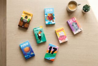 Grandi Idee in Piccole Scatole: 7 Giochi Tascabili Firmati Helvetiq per Tutta la Famiglia ✨

Nata in Svizzera nel 2008, Helvetiq è diventata un punto di riferimento internazionale nel mondo dei board game e della letteratura per bambini. La Pocket Collection — scatole colorate, estetica minimalista, regolamenti immediati, materiali di alta qualità e una forte attenzione alla sostenibilità — è la firma del brand. Scopri i 7 titoli imprescindibili: Bandido, Odin, Kariba, Tucano, Kawaii, Fugu, 17. Segui @helvetiq_ch per idee di gioco e design ispiranti.

Link in bio o nelle storie per leggere l'articolo completo.

#design #boardgames #familytime #Helvetiq #giochidatavola